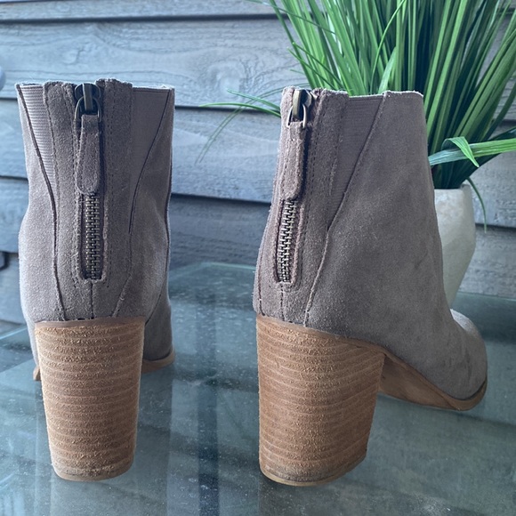 Urban Outfitters Tan suede Wood Block ankle Booties - Picture 2 of 4